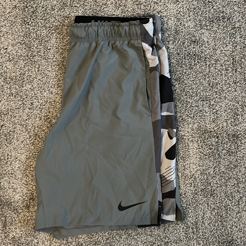 Nike Men’s Dri-Fit Grey Workout Shorts SIZE L